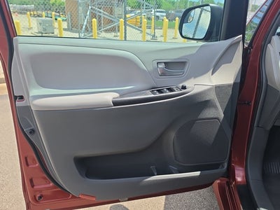2019 Toyota Sienna LE