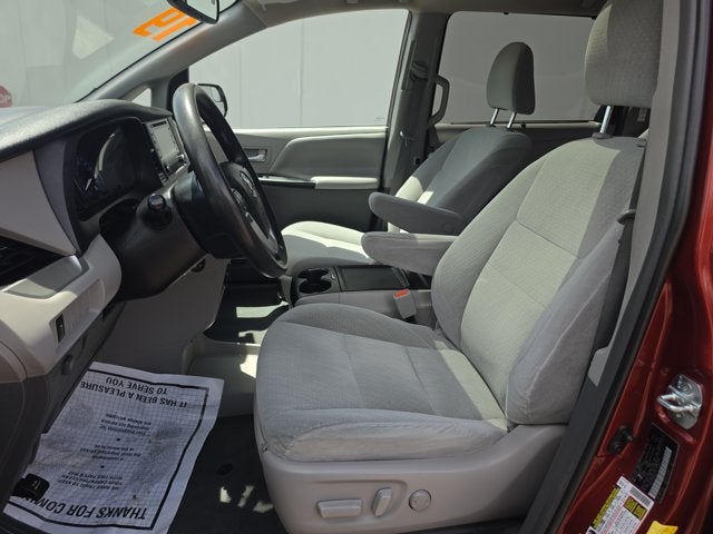 2019 Toyota Sienna LE